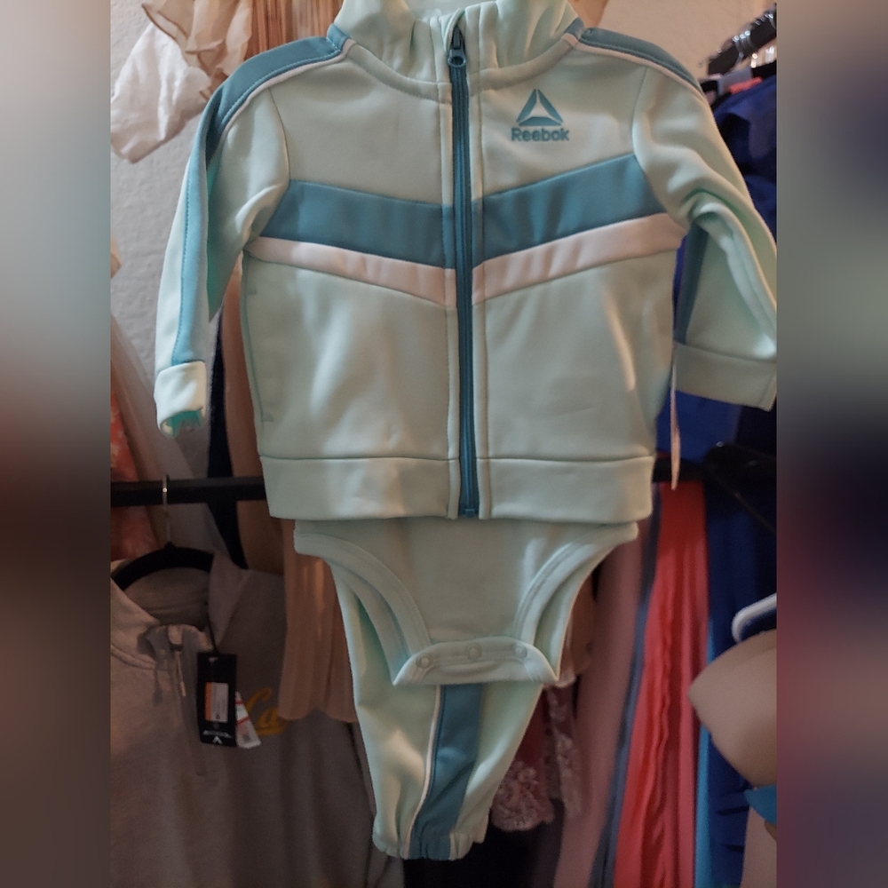 Reebok 3pc set/ hoodie, onsie, pants NWT Size 0-3 months